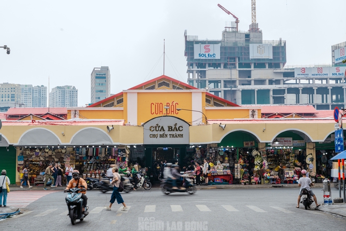 VIDEO: Người d&acirc;n n&oacute;i g&igrave; ở diện mạo mới của chợ Bến Th&agrave;nh dịp Tết B&iacute;nh Ngọ? - Ảnh 5.