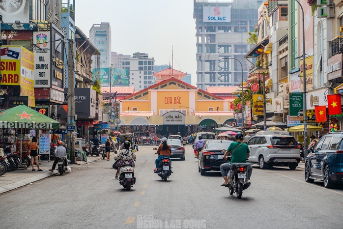 VIDEO: Người d&acirc;n n&oacute;i g&igrave; ở diện mạo mới của chợ Bến Th&agrave;nh dịp Tết B&iacute;nh Ngọ? - Ảnh 15.