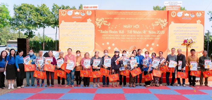 Tết đến sớm với người nghèo, trẻ em có hoàn cảnh khó khăn tại phường Phú Lợi - Ảnh 1.