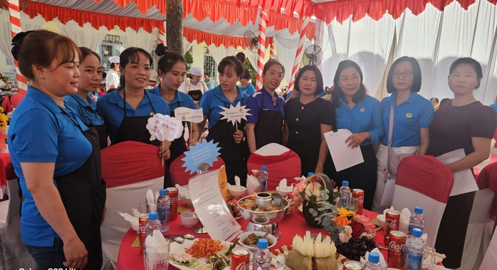 Ấm &aacute;p bữa cơm ng&agrave;y Tết do C&ocirc;ng đo&agrave;n tổ chức - Ảnh 2.