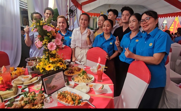 Ấm &aacute;p bữa cơm ng&agrave;y Tết do C&ocirc;ng đo&agrave;n tổ chức - Ảnh 1.