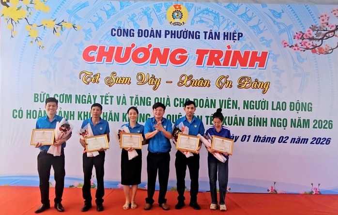 Ấm &aacute;p bữa cơm ng&agrave;y Tết do C&ocirc;ng đo&agrave;n tổ chức - Ảnh 5.