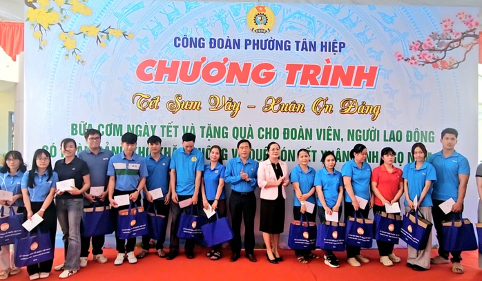 Ấm &aacute;p bữa cơm ng&agrave;y Tết do C&ocirc;ng đo&agrave;n tổ chức - Ảnh 4.