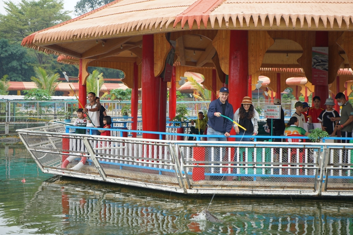 NHỮNG ĐIỂM ĐẾN VANG B&Oacute;NG MỘT THỜI: Suối Ti&ecirc;n bền bỉ chuyển m&igrave;nh  - Ảnh 1.