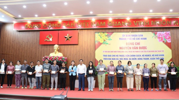 Chủ tịch UBND TPHCM tặng quà tết cho người dân 4 xã Hóc Môn, Bà Điểm, Đông Thạnh và Xuân Thới Sơn - Ảnh 1.