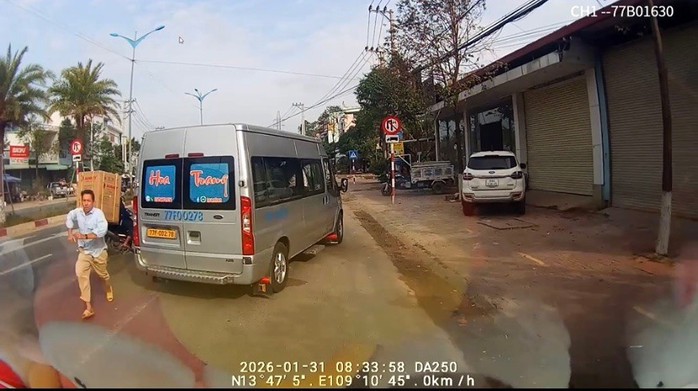 Gia Lai: Tài xế xe khách bị đồng nghiệp chặn đường, hành hung giữa phố - Ảnh 3. Gia Lai: Tài xế xe khách bị đồng nghiệp chặn đường, hành hung giữa phố - Ảnh 3.