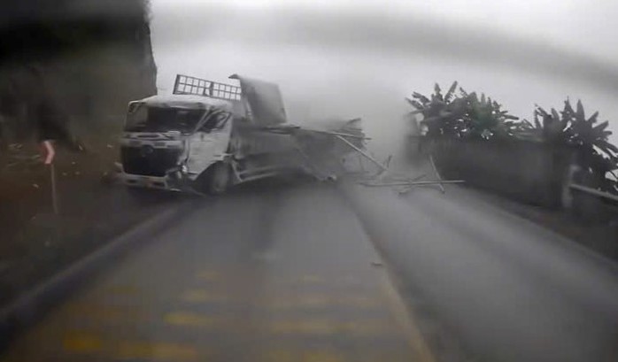 Xe tải mất phanh tông vào vách núi tại đèo Đá Trắng - Ảnh 2. Xe tải mất phanh tông vào vách núi tại đèo Đá Trắng - Ảnh 2.