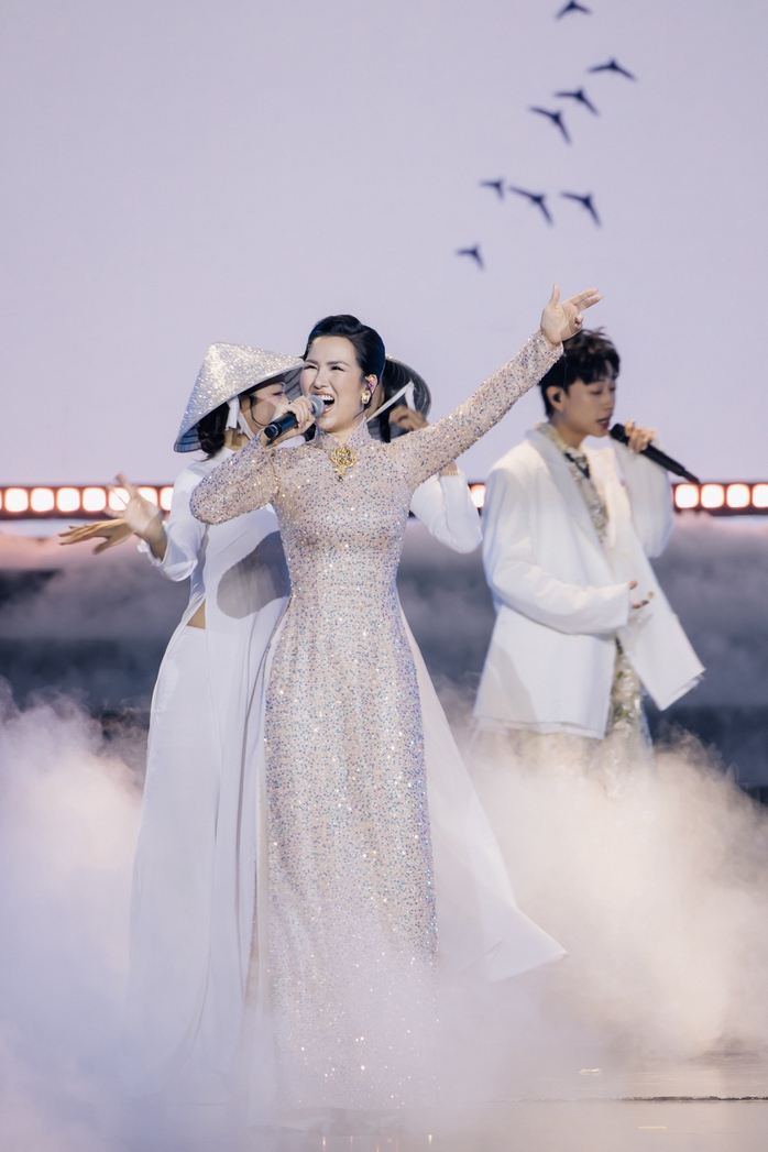 Mặc &aacute;o d&agrave;i đẹp như V&otilde; Hạ Tr&acirc;m  - Ảnh 4.