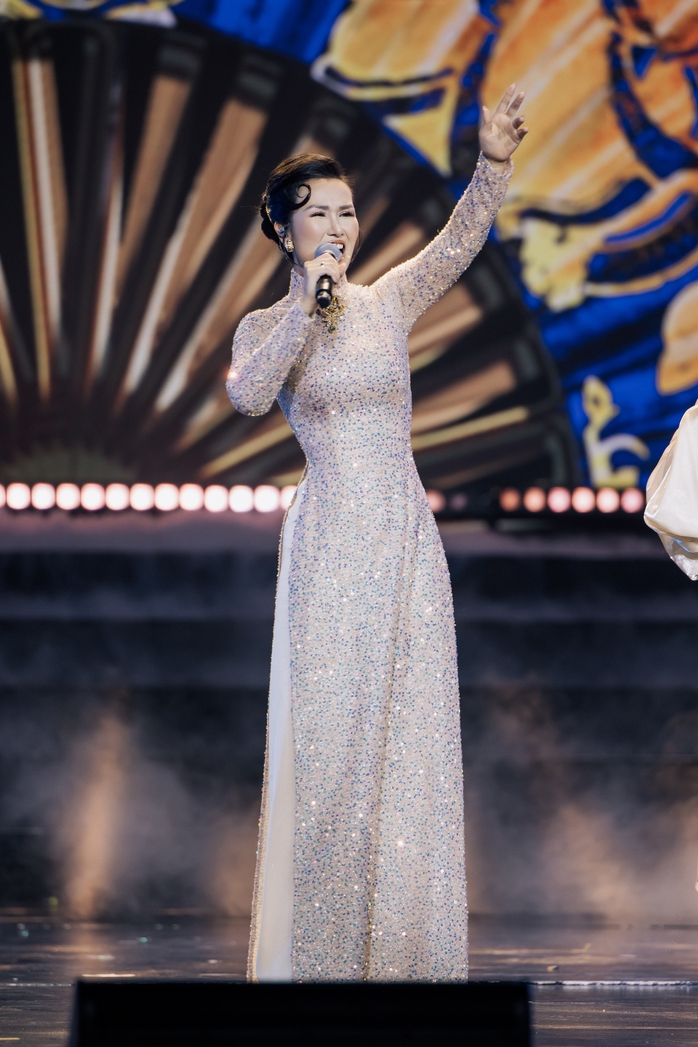 Mặc &aacute;o d&agrave;i đẹp như V&otilde; Hạ Tr&acirc;m  - Ảnh 2.