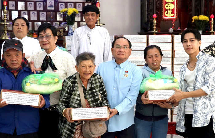 TPHCM: Tặng qu&agrave; cho người ngh&egrave;o, neo đơn dịp Tết Nguy&ecirc;n đ&aacute;n 2026 - Ảnh 1.