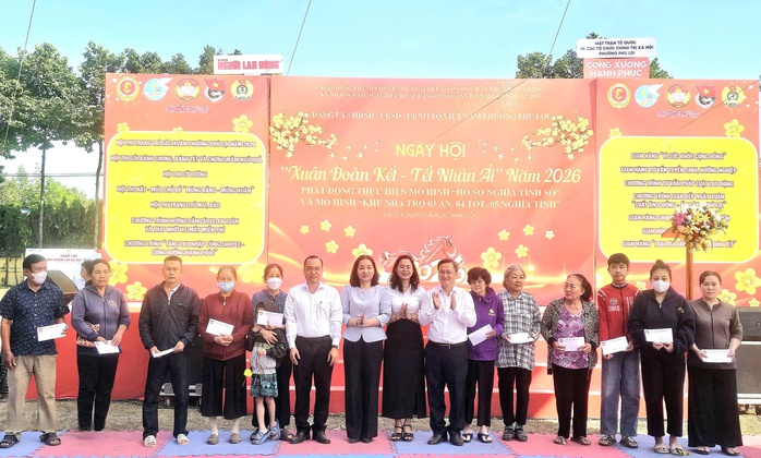 Tết đến sớm cho người nghèo tại phường Phú Lợi với quà tặng ý nghĩa - Ảnh 2. Tết đến sớm cho người nghèo tại phường Phú Lợi với quà tặng ý nghĩa - Ảnh 2.