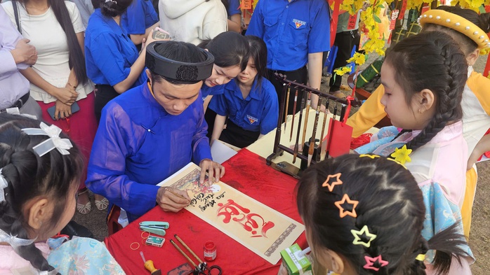 Tết đến sớm cho người nghèo tại phường Phú Lợi với quà tặng ý nghĩa - Ảnh 6. Tết đến sớm cho người nghèo tại phường Phú Lợi với quà tặng ý nghĩa - Ảnh 6.