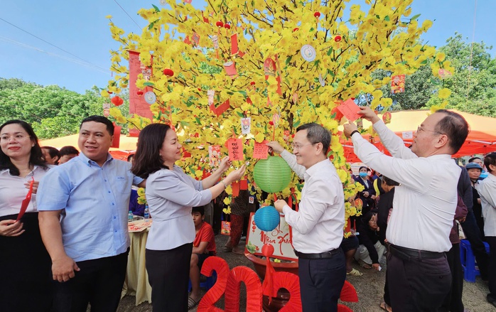 Tết đến sớm cho người nghèo tại phường Phú Lợi với quà tặng ý nghĩa - Ảnh 3. Tết đến sớm cho người nghèo tại phường Phú Lợi với quà tặng ý nghĩa - Ảnh 3.