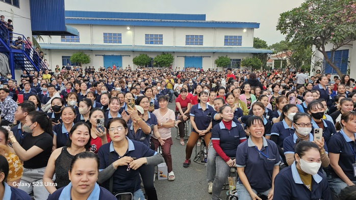 Công nhân trúng hàng trăm phần quà tại chương trình bốc thăm trúng thưởng cuối năm - Ảnh 2.