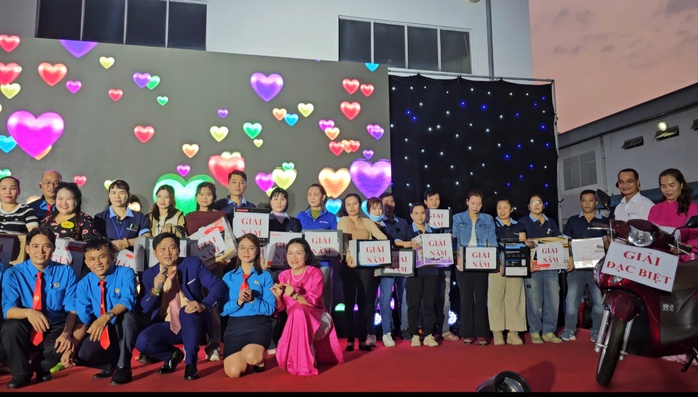 Công nhân trúng hàng trăm phần quà tại chương trình bốc thăm trúng thưởng cuối năm - Ảnh 4.