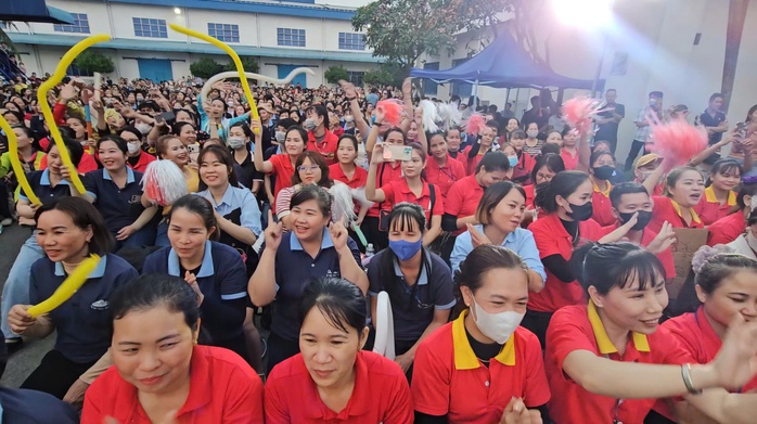 Công nhân trúng hàng trăm phần quà tại chương trình bốc thăm trúng thưởng cuối năm - Ảnh 5.
