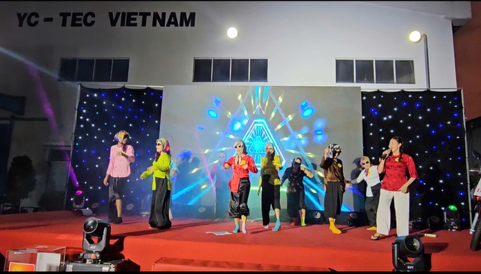 Công nhân trúng hàng trăm phần quà tại chương trình bốc thăm trúng thưởng cuối năm - Ảnh 3.