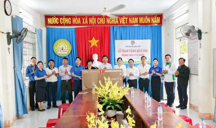 Đoàn thanh niên Báo Người Lao Động hỗ trợ học sinh khó khăn ở Đông Đắk Lắk - Ảnh 2.