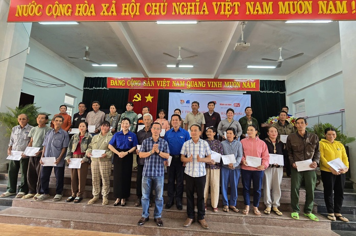 Đoàn thanh niên Báo Người Lao Động hỗ trợ học sinh khó khăn ở Đông Đắk Lắk - Ảnh 3.