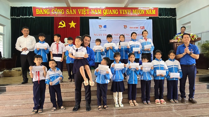 Đoàn thanh niên Báo Người Lao Động hỗ trợ học sinh khó khăn ở Đông Đắk Lắk - Ảnh 7.