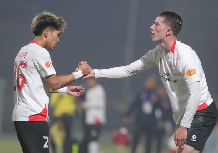 CLB C&ocirc;ng an TP.HCM thắng v&ograve;ng 12 nhờ hai ch&acirc;n s&uacute;t Việt kiều - Ảnh 1.