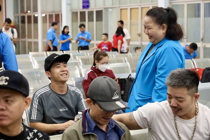 Rộn r&agrave;ng chuyến t&agrave;u nghĩa t&igrave;nh đưa c&ocirc;ng nh&acirc;n - lao động về qu&ecirc; đ&oacute;n Tết - Ảnh 5.