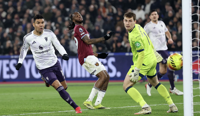 Sesko ghi b&agrave;n ph&uacute;t b&ugrave; giờ, Man United tho&aacute;t hiểm tại London - Ảnh 4.