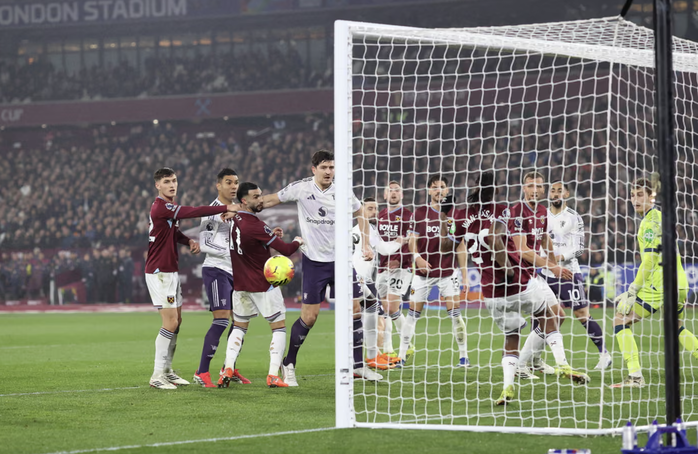 Sesko ghi b&agrave;n ph&uacute;t b&ugrave; giờ, Man United tho&aacute;t hiểm tại London - Ảnh 2.