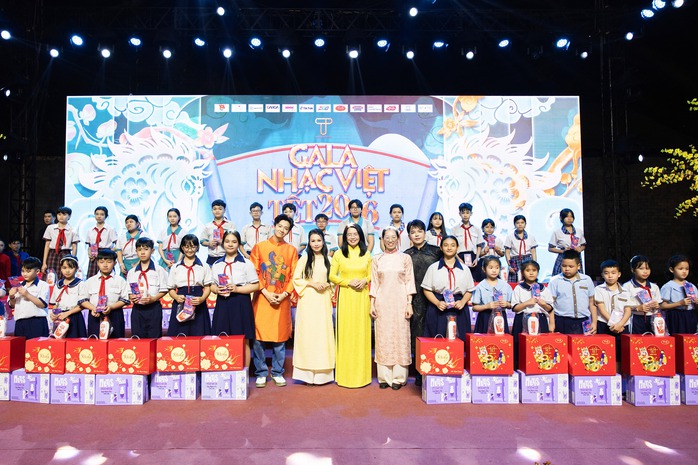 H&agrave;ng loạt nghệ sĩ nhận bằng khen  - Ảnh 1.