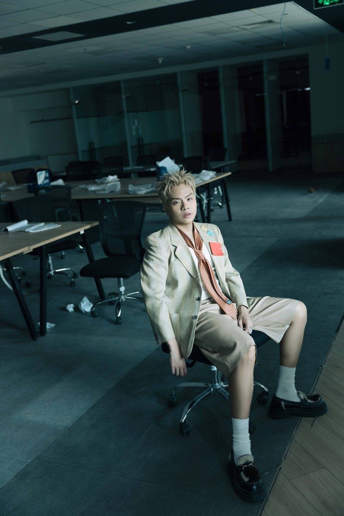 "&Ocirc;ng ho&agrave;ng tạo hit" Hứa Kim Tuyền g&acirc;y chấn động với "SẠCCC PIN"  - Ảnh 5.