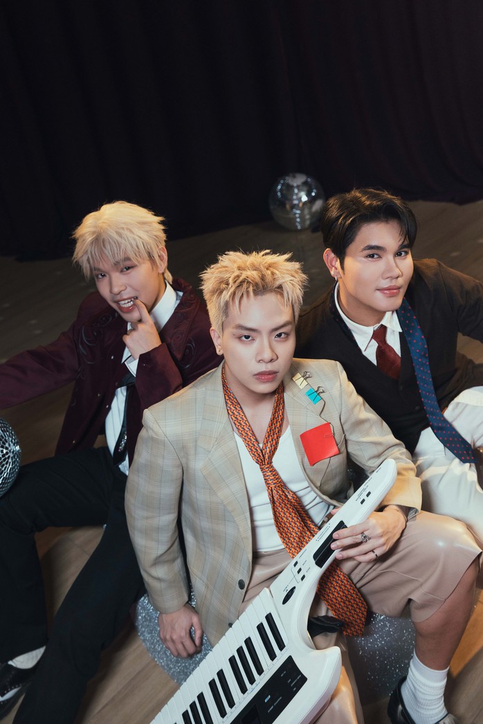 "&Ocirc;ng ho&agrave;ng tạo hit" Hứa Kim Tuyền g&acirc;y chấn động với "SẠCCC PIN"  - Ảnh 2.