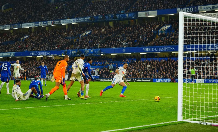 CĐV Chelsea phẫn nộ v&igrave; &ldquo;b&agrave;n thua kỳ lạ nhất m&ugrave;a giải&rdquo; - Ảnh 1.