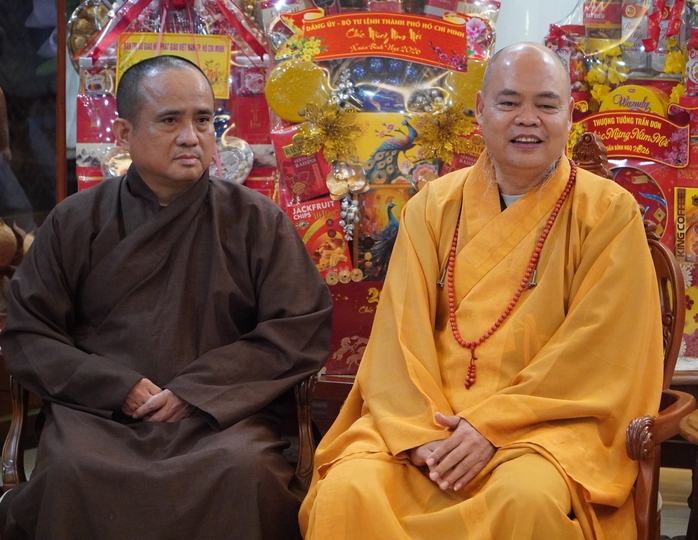 L&atilde;nh đạo TPHCM trao bằng khen cho thượng tọa Th&iacute;ch Thanh Phong v&agrave; Th&iacute;ch T&acirc;m Hải - Ảnh 3.