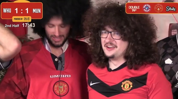 CĐV Man United chết lặng v&igrave; VAR, &ldquo;kế hoạch xuống t&oacute;c&rdquo; đổ bể - Ảnh 1.