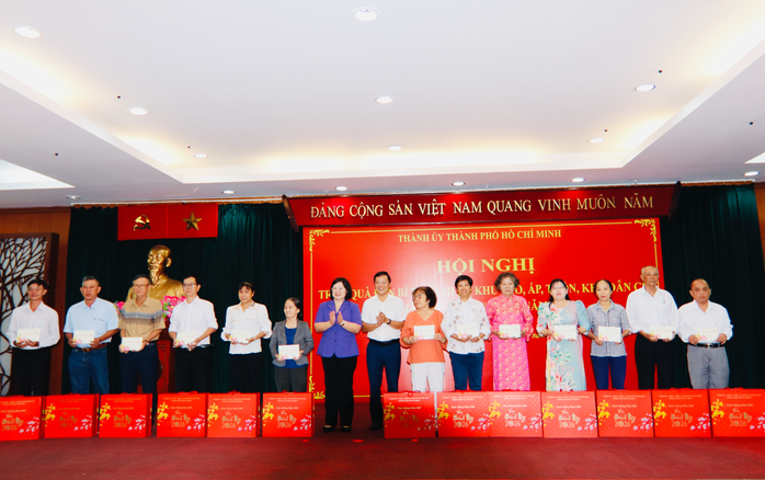 TPHCM d&agrave;nh hơn 1 tỉ đồng tặng qu&agrave; Tết cho b&iacute; thư chi bộ cơ sở - Ảnh 4.