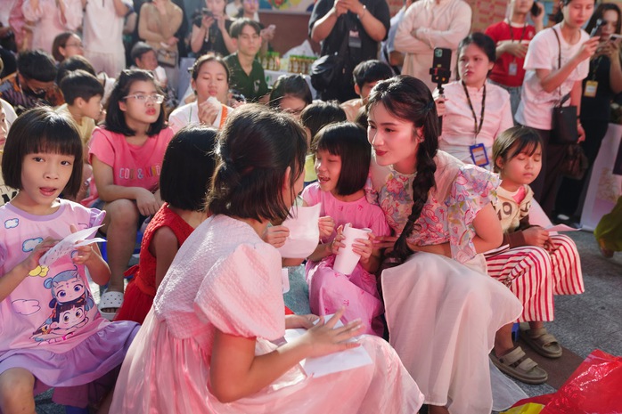 Trao hơn 1,3 tỉ đồng cho người ngh&egrave;o ăn Tết  - Ảnh 9.