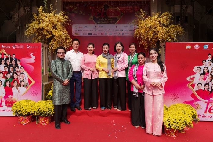 Trao hơn 1,3 tỉ đồng cho người ngh&egrave;o ăn Tết  - Ảnh 8.