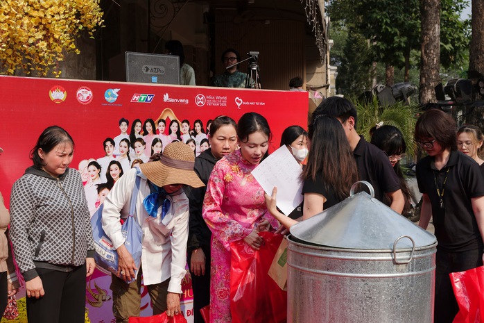 Trao hơn 1,3 tỉ đồng cho người ngh&egrave;o ăn Tết  - Ảnh 3.