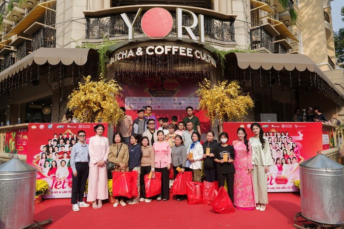 Trao hơn 1,3 tỉ đồng cho người ngh&egrave;o ăn Tết  - Ảnh 7.