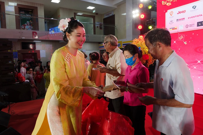 Trao hơn 1,3 tỉ đồng cho người ngh&egrave;o ăn Tết  - Ảnh 17.