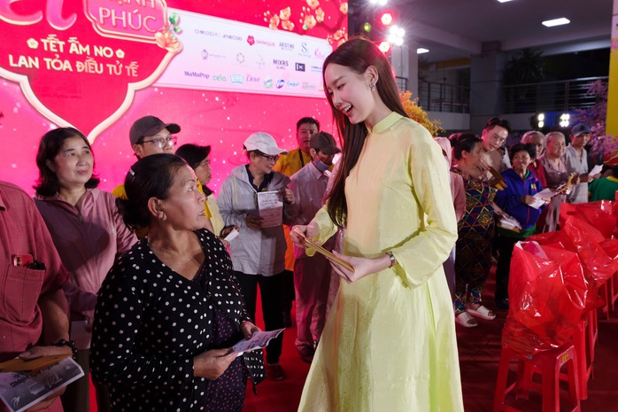 Trao hơn 1,3 tỉ đồng cho người ngh&egrave;o ăn Tết  - Ảnh 16.