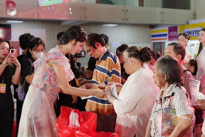 Trao hơn 1,3 tỉ đồng cho người ngh&egrave;o ăn Tết  - Ảnh 15.