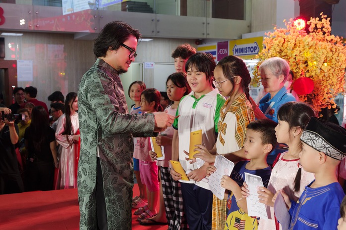 Trao hơn 1,3 tỉ đồng cho người ngh&egrave;o ăn Tết  - Ảnh 13.