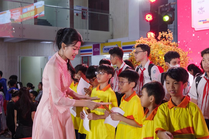 Trao hơn 1,3 tỉ đồng cho người ngh&egrave;o ăn Tết  - Ảnh 12.