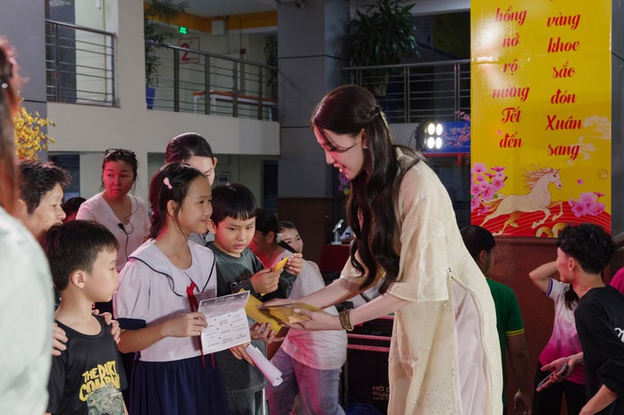 Trao hơn 1,3 tỉ đồng cho người ngh&egrave;o ăn Tết  - Ảnh 11.