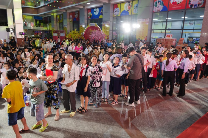 Trao hơn 1,3 tỉ đồng cho người ngh&egrave;o ăn Tết  - Ảnh 10.