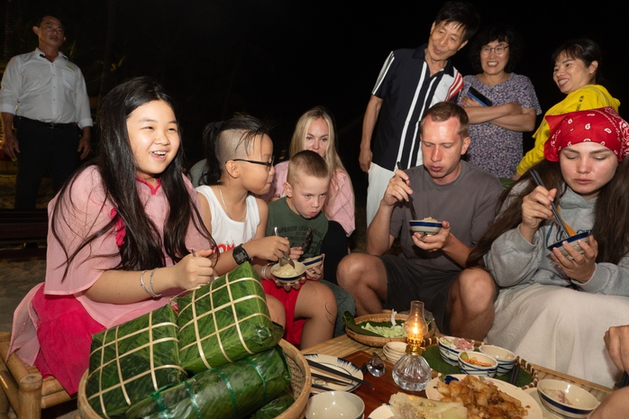 Du kh&aacute;ch quốc tế trải nghiệm Tết Việt, g&oacute;i b&aacute;nh chưng tại Mũi N&eacute; - Ảnh 7.