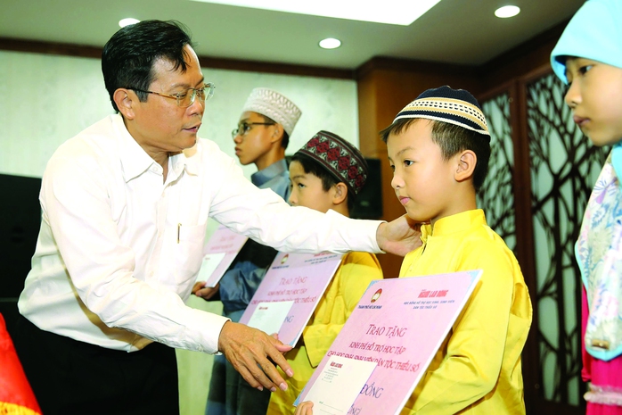 Lan tỏa l&ograve;ng y&ecirc;u nước, thắp s&aacute;ng ngọn lửa nh&acirc;n &aacute;i  - Ảnh 1.