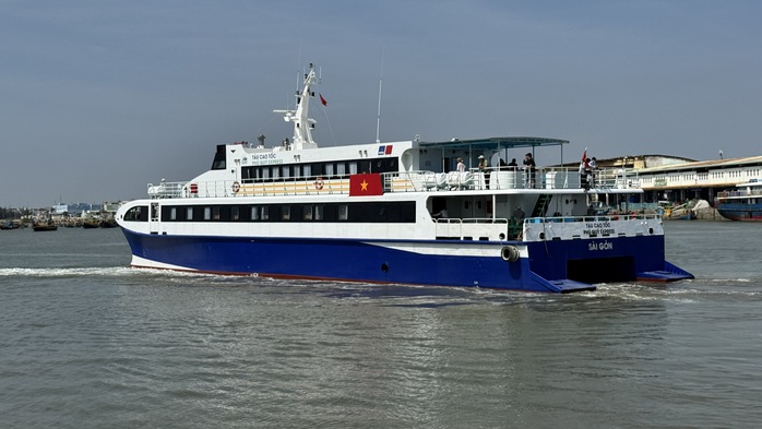 Ph&uacute; Qu&yacute; từ &ldquo;ph&aacute;o đ&agrave;i xanh&rdquo; đến cực tăng trưởng mới giữa biển khơi - Ảnh 6.