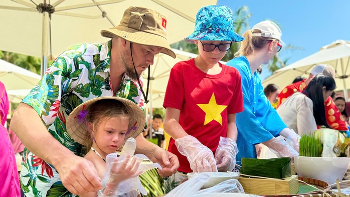 Du kh&aacute;ch quốc tế trải nghiệm Tết Việt, g&oacute;i b&aacute;nh chưng tại Mũi N&eacute; - Ảnh 8.